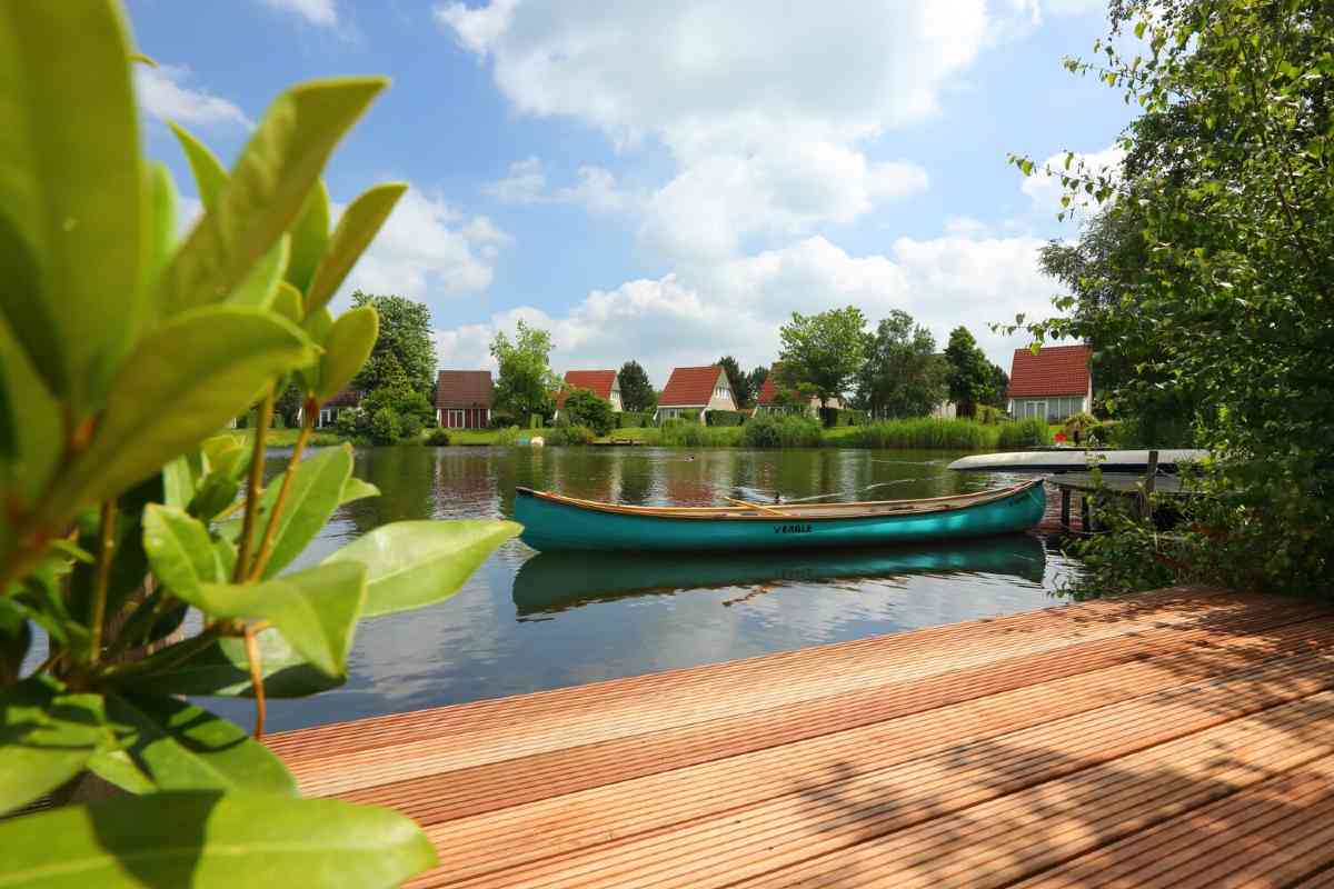 Vakantiepark Emslandermeer boot bij aanlegsteiger