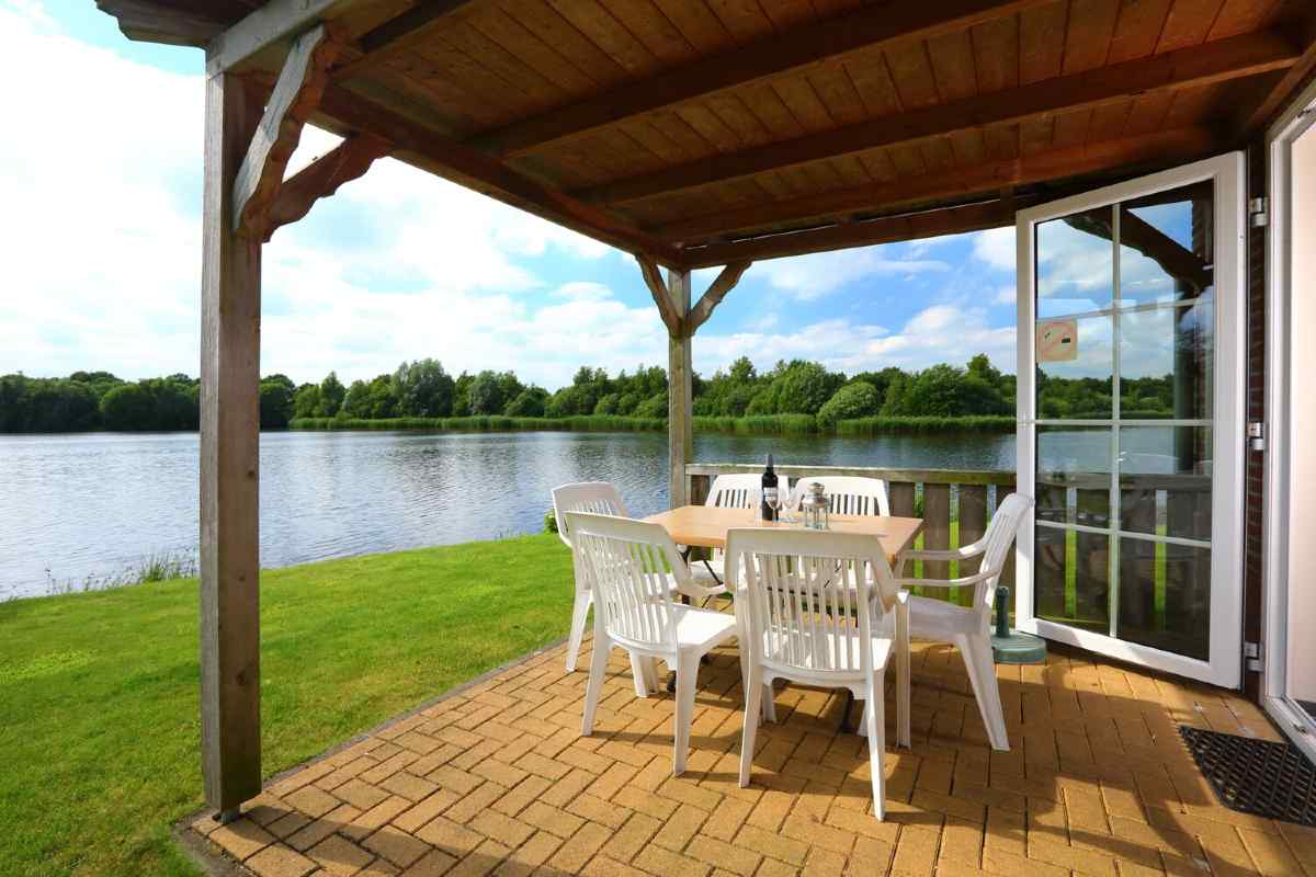 Vakantiepark Emslandermeer terras aan het water